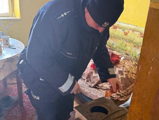 Policjanci z Izbicy Kujawskiej pomogli 93-latkowi zagrożonemu wychłodzeniem, który odwdzięczył się recitalem