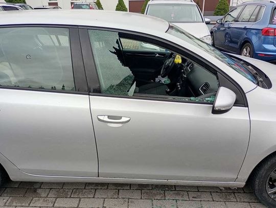 Policjant wybił szybę w samochodzie, by ratować 1,5 roczne dziecko
