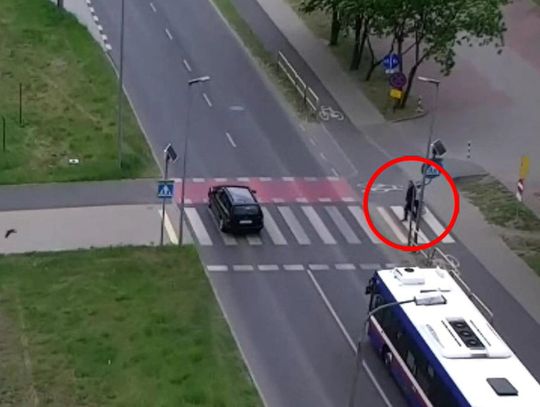 Policyjny dron obserwował zachowanie kierowców w rejonie przejść dla pieszych w Bydgoszczy 