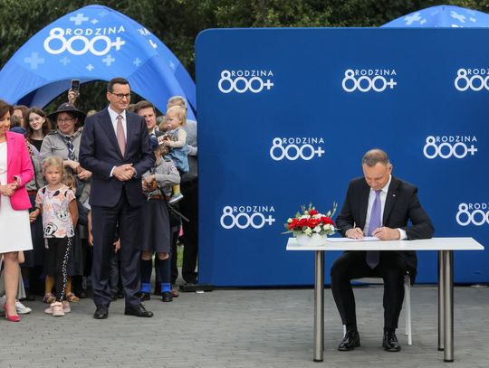 Prezydent podpisał nowelizację podnoszącą od 1 stycznia 2024 r. świadczenie 500 plus do 800 zł