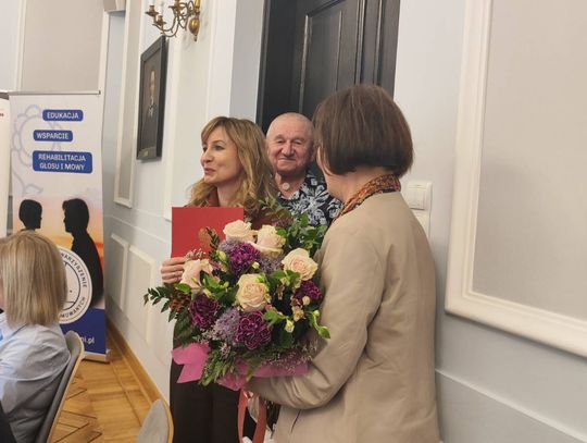 Profesor Anna Sinkiewicz z Bydgoszczy uhonorowana w Sejmie za wieloletnią działalność na rzecz osób po laryngektomii