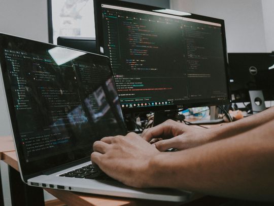 Programista na B2B bez biura rachunkowego. Jak wygląda prowadzenie samodzielnej księgowości JDG?