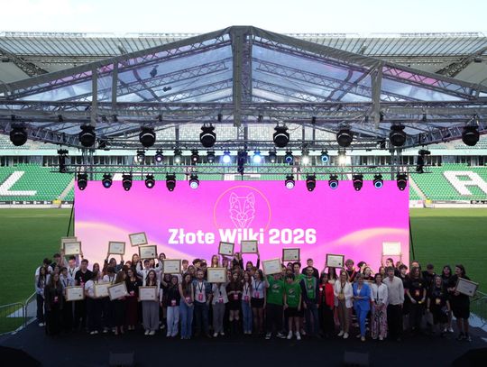 Projekty społeczne uczniów szkół średnich z Włocławka i Bydgoszczy zdobyły Złote Wilki w ogólnopolskim Wielkim Finale Zwolnionych z Teorii