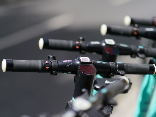 Przypominamy o zmianach w przepisach dotyczących hulajnóg elektrycznych – podwyższenie minimalnego wieku kierującego pojazdem