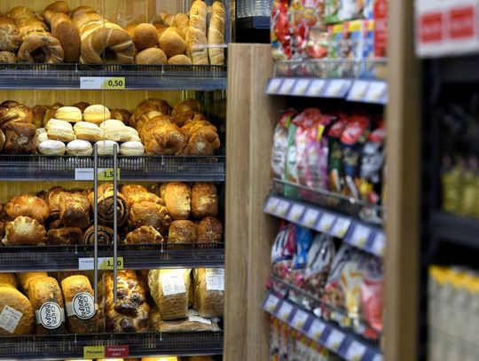 Raport: W czerwcu średnie ceny w sklepach spożywczych spadły o 6 proc. mdm