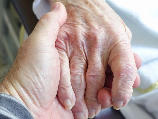 Region: 87-letnia seniorka z urazem głowy prosiła o pomoc. Pomogła jej sąsiadka