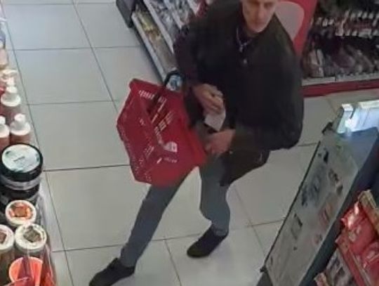 Rozpoznajesz tę osobę? Policja udostępnia nagranie ze złodziejem perfum