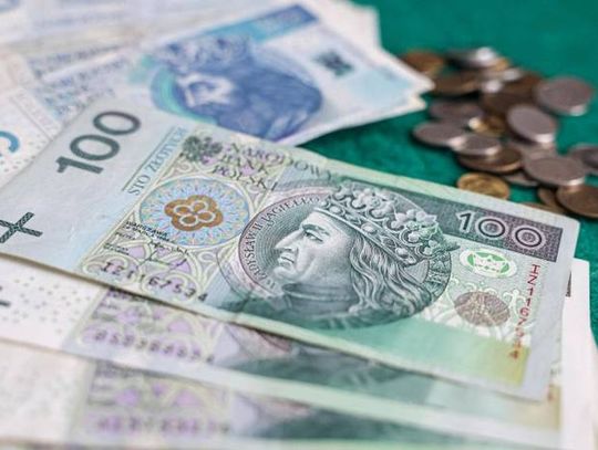 Ruszyły wypłaty trzynastej emerytury; Przed świętami trafi ona do prawie 2,4 mln osób