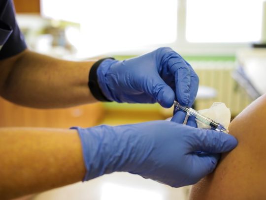 Rzecznik MZ: Osoby pełnoletnie od wtorku mogą bezpłatnie zaszczepić się przeciw grypie