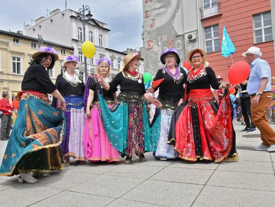 Seniorada 2025 - Niepowtarzalne kapelusze na ulicach starówki
