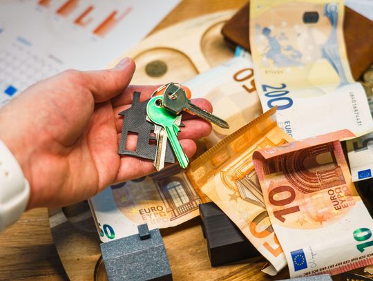 Skup mieszkań czy sprzedaż na rynku – które rozwiązanie jest lepsze w trudnych sytuacjach?