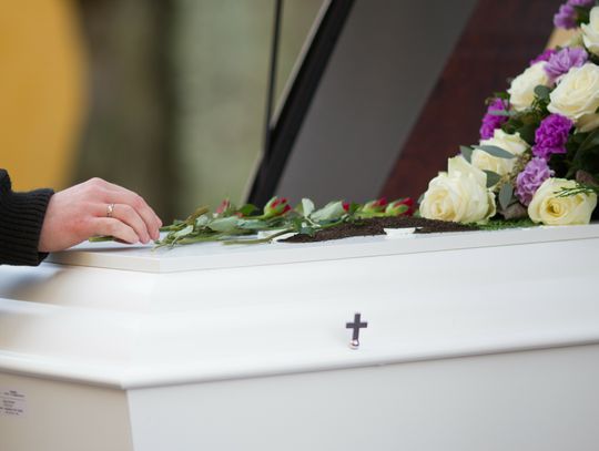 Sprawdź, komu przysługuje zasiłek pogrzebowy
