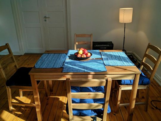 Stół prostokątny rozkładany w małym mieszkaniu – praktyczne rozwiązania aranżacyjne