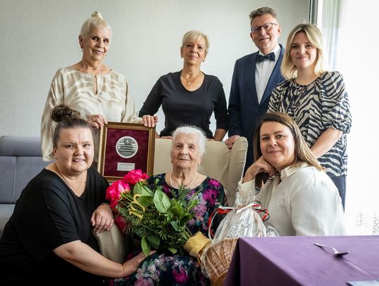 Stuletnia pani Maria Krecz wyróżniona przez marszałka województwa