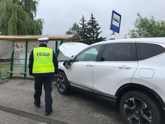 SUV-em w przystanek autobusowy 