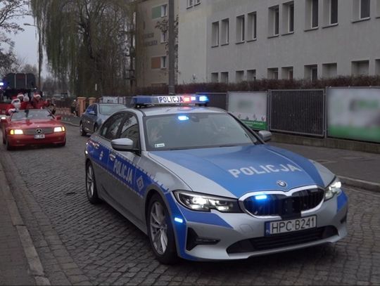 Świąteczny konwój w asyście policjantów i strażaków