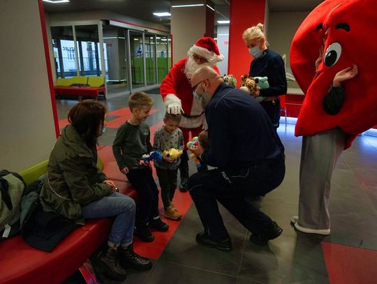 Święty Mikołaj odwiedził dzieci w Wojewódzkim Szpitalu Dziecięcym im. Józefa Brudzińskiego w Bydgoszczy