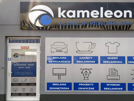Szyldy reklamowe i tabliczki znamionowe w firmach – czy warto?