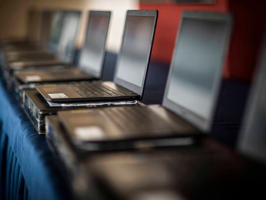 Uczniowie czwartej klasy szkoły podstawowej do końca grudnia mają otrzymać laptopy