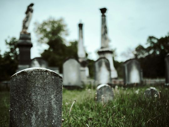 Upamiętnienie bliskich zmarłych – czym się kierować przy doborze nagrobka?