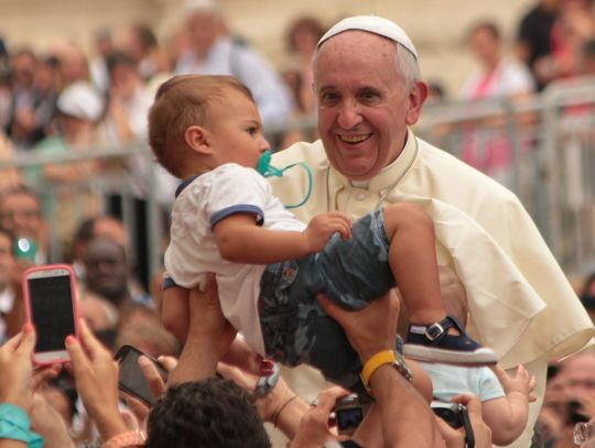 W dniu imienin papieża Watykan wysyła respiratory do trzech krajów
