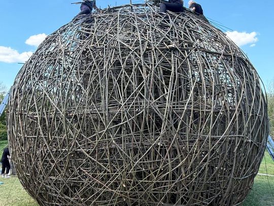 W Ostromecku stanęło monumentalne "Gniazdo". Kilka ton wikliny zamieniono w niezwykłą rzeźbę