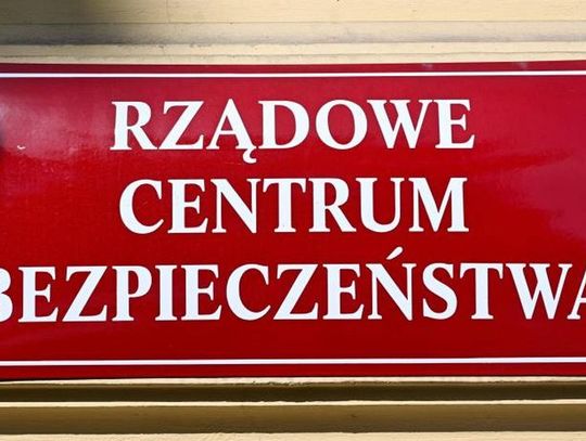 W piątek Rządowe Centrum Bezpieczeństwa wysłało do odbiorców w całym kraju alert, w którym zachęca do pobrania „Poradnika bezpieczeństwa” w wersji cyfrowej.