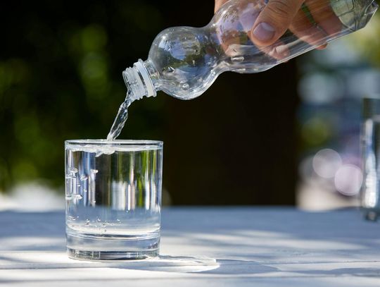 Woda, herbatki czy soki? Co podawać dziecku do picia?