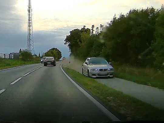 Zarzuty dla kierowcy bmw, który jechał ścieżką dla rowerów w Osówcu [WIDEO]