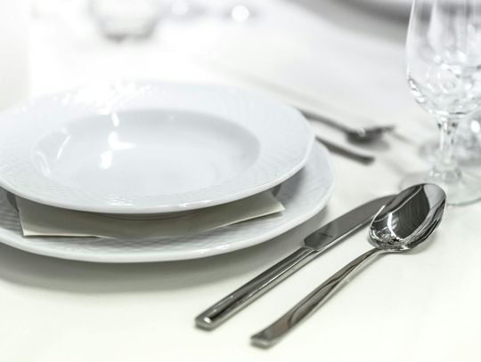 Zastawa stołowa na eventy plenerowe – jak połączyć luksus marki Fine Dine z mobilnością cateringu?"