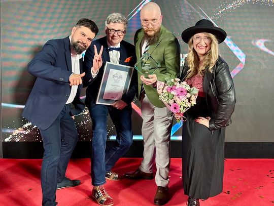 Zespół uczelnianego Działu Informacji i Promocji Politechniki Bydgoskiej z prestiżową nagrodą magazynu Perspektywy