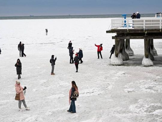 Zimowa aura w całym kraju; intensywne opady śniegu i dwucyfrowy mróz