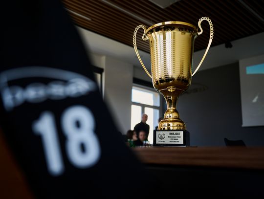 Złote koszykarki MUKS Bydgoszcz z wizytą w PESA. Gratulacje dla Mistrzyń Polski U-13.