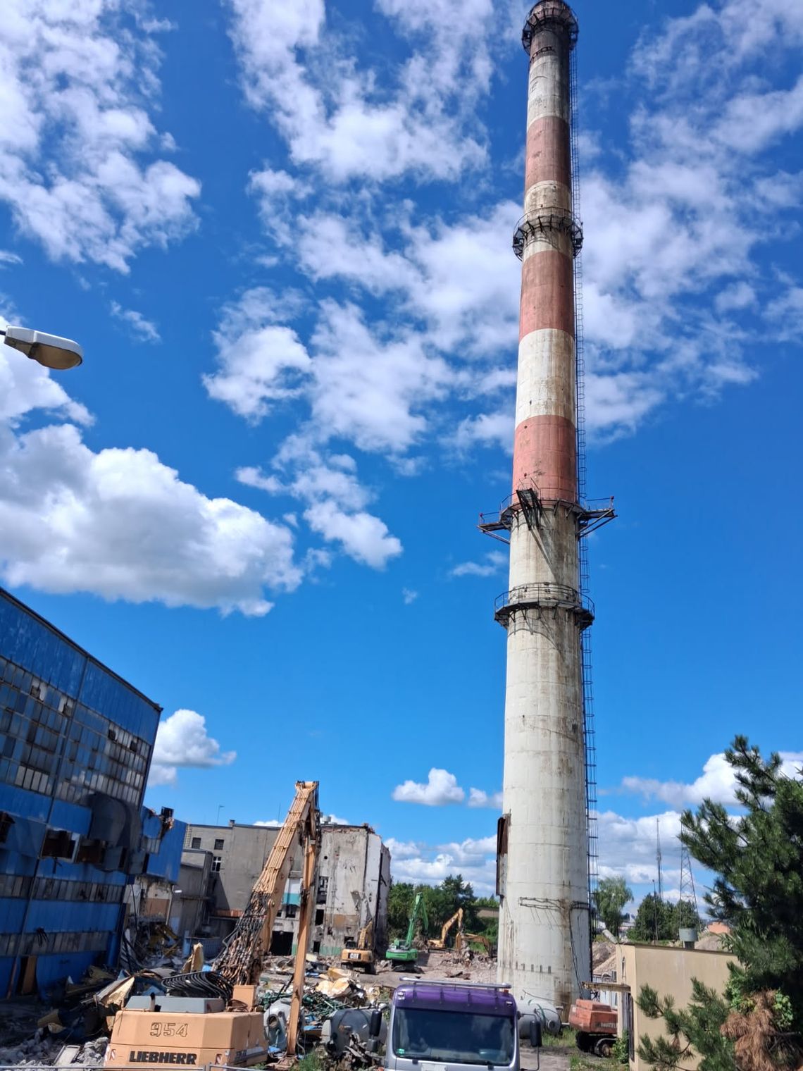 100-metrowy komin Elektrociepłowni Bydgoszcz I przejdzie do historii 100-metrowy komin Elektrociepłowni Bydgoszcz I przejdzie do historii
