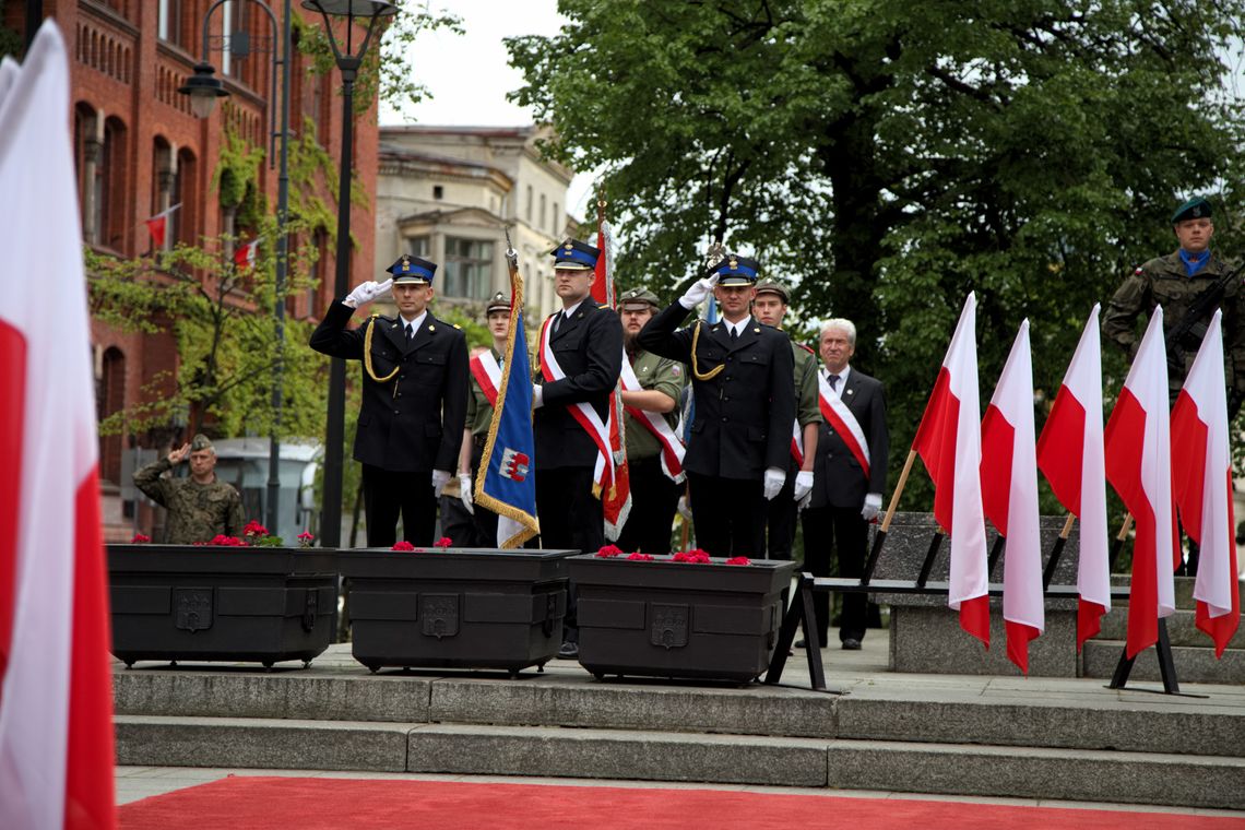 2 maja w Bydgoszczy. Przekazanie flagi państwowej kujawsko-pomorskim policjantom 