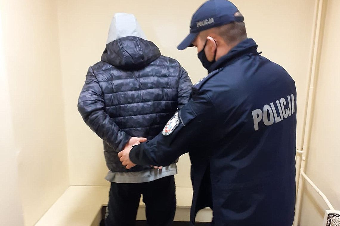 24-latek z Bydgoszczy ukradł auto. Policjanci zastali go w nim, gdy spał 