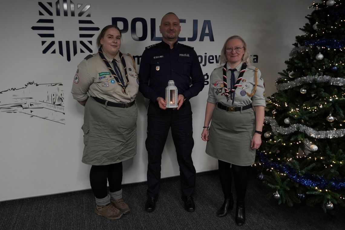 Betlejemskie Światło Pokoju dotarło do policjantów w Bydgoszczy