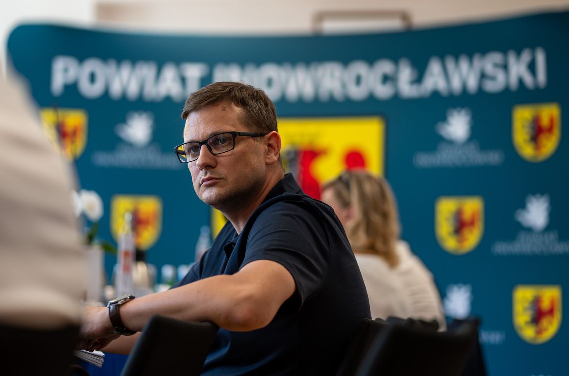 Bezpieczeństwo, rozwój i dialog z samorządem. Wojewoda Michał Sztybel z wizytą w powiecie inowrocławskim