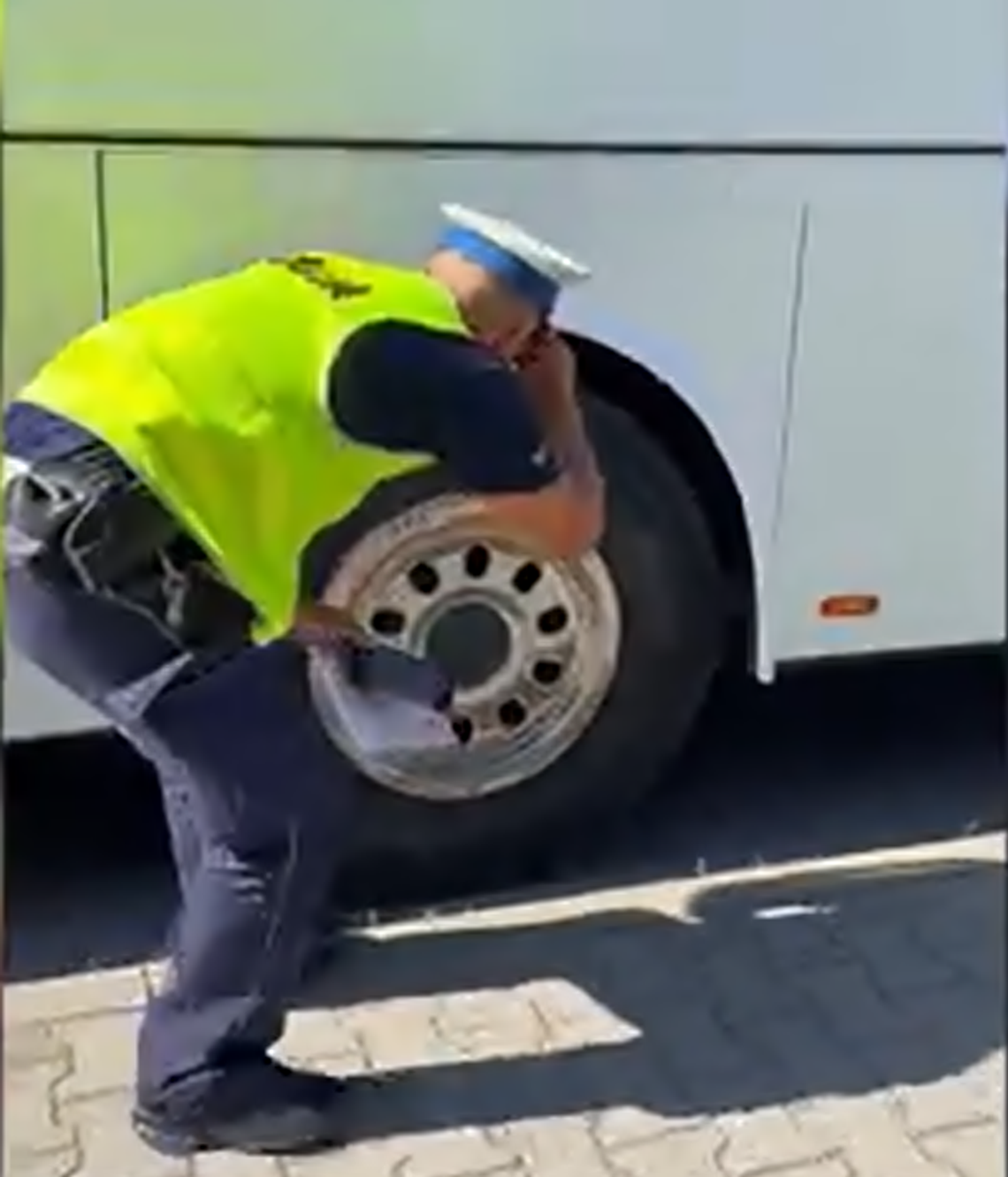 Bydgoscy policjanci skontrolowali autokary przed wyjazdem dzieci na letni wypoczynek