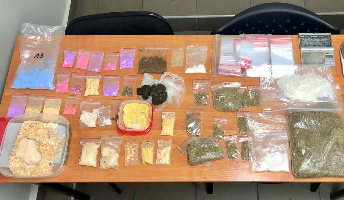 Bydgoscy policjanci zabezpieczyli ponad kg narkotyków w domu pseudokibica