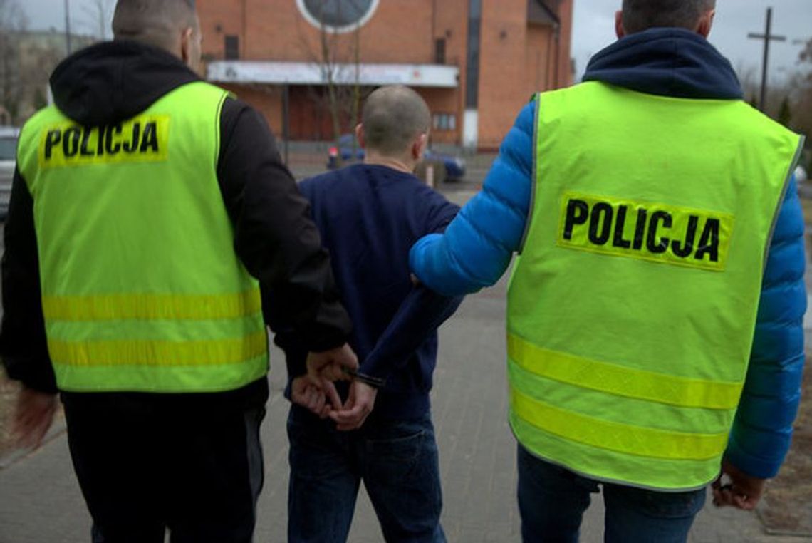 Bydgoscy policjanci zatrzymali 22-latka związanego z oszustwami podczas sprzedaży odzieży na portalu internetowym