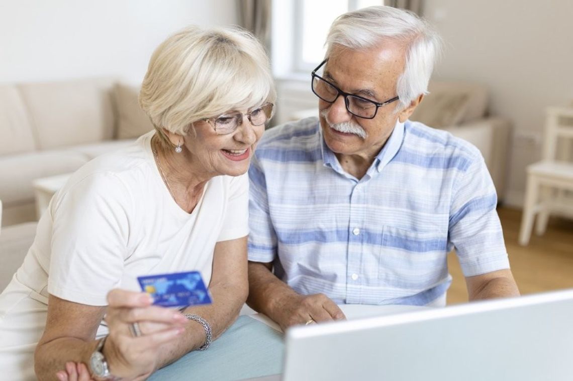 Coraz więcej świadczeń z ZUS trafia na konta bankowe