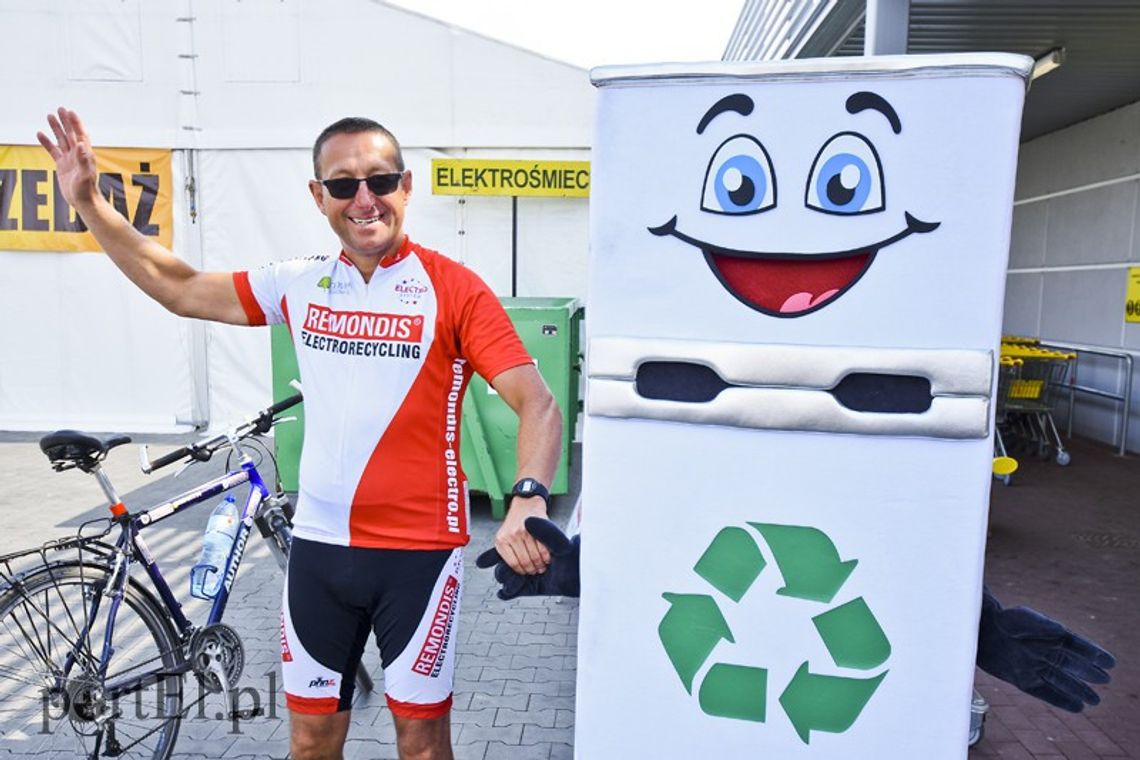 "Cycling Recycling – Wisła z prądem". Dominik Dobrowolski ze swoją eko-lodówką w Bydgoszczy! 
