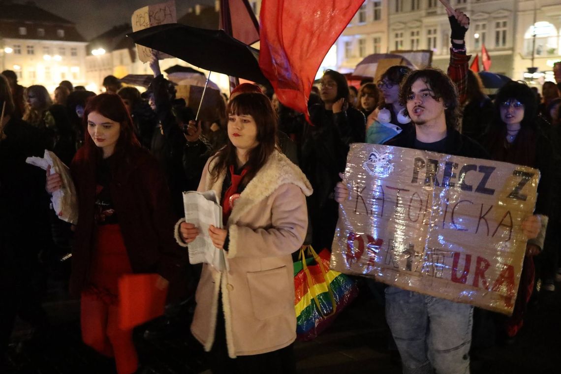 "Czerwona kartka za aborcję" w Bydgoszczy. Protest w rocznicę wyroku Trybunału