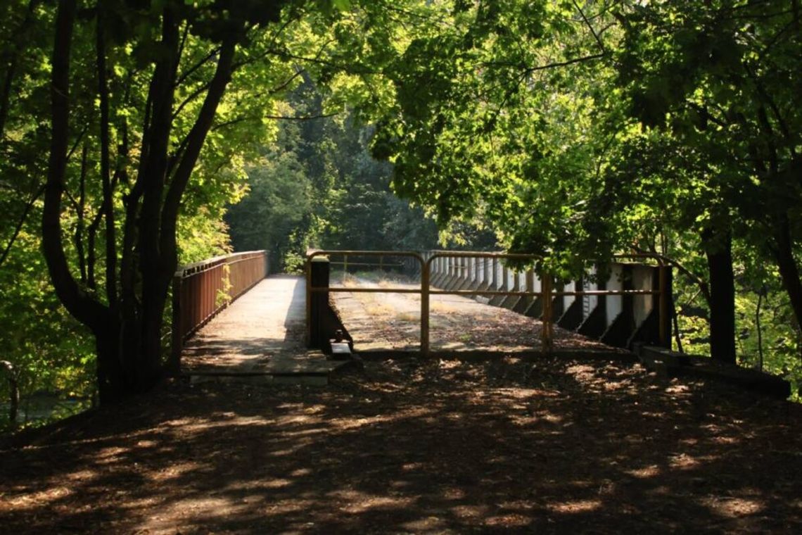 Dawny most kolejowy na Czyżkówku przekształcony w kładkę pieszo-rowerową