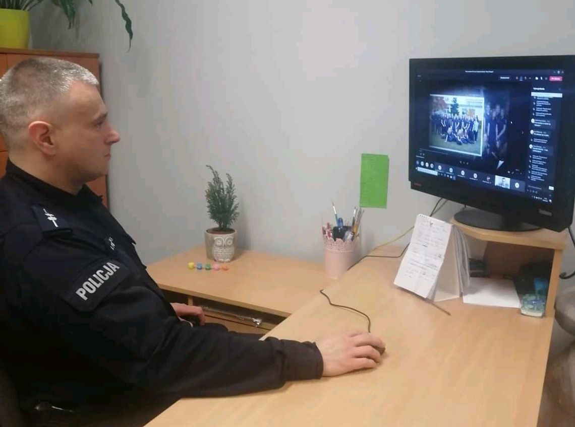 Dzień Otwarty online w XII LO w Bydgoszczy z udziałem policjanta