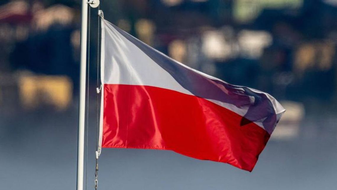 Flagę RP na Święto Niepodległości może wywiesić każdy obywatel, ale zgodnie z przepisami