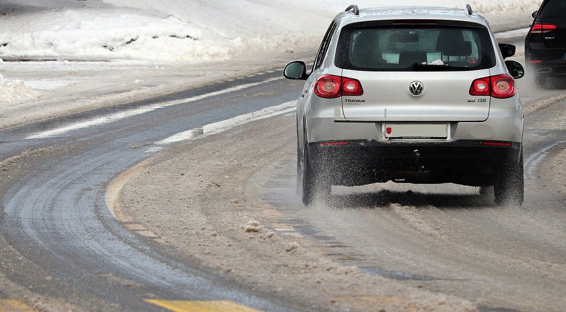 GDDKiA: Jazdę utrudnia śnieg i deszcz oraz błoto pośniegowe