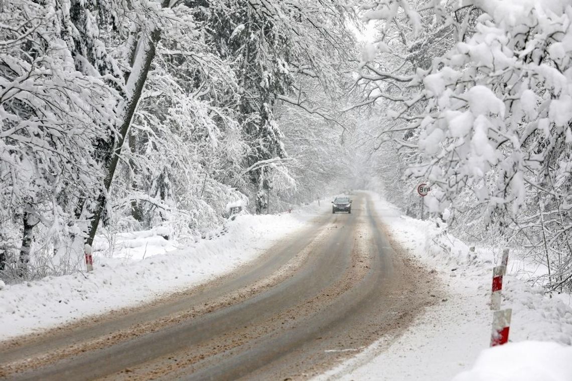 GDDKiA: Opady śniegu, błoto pośniegowe i śliskość utrudniają jazdę; drogi krajowe przejezdne