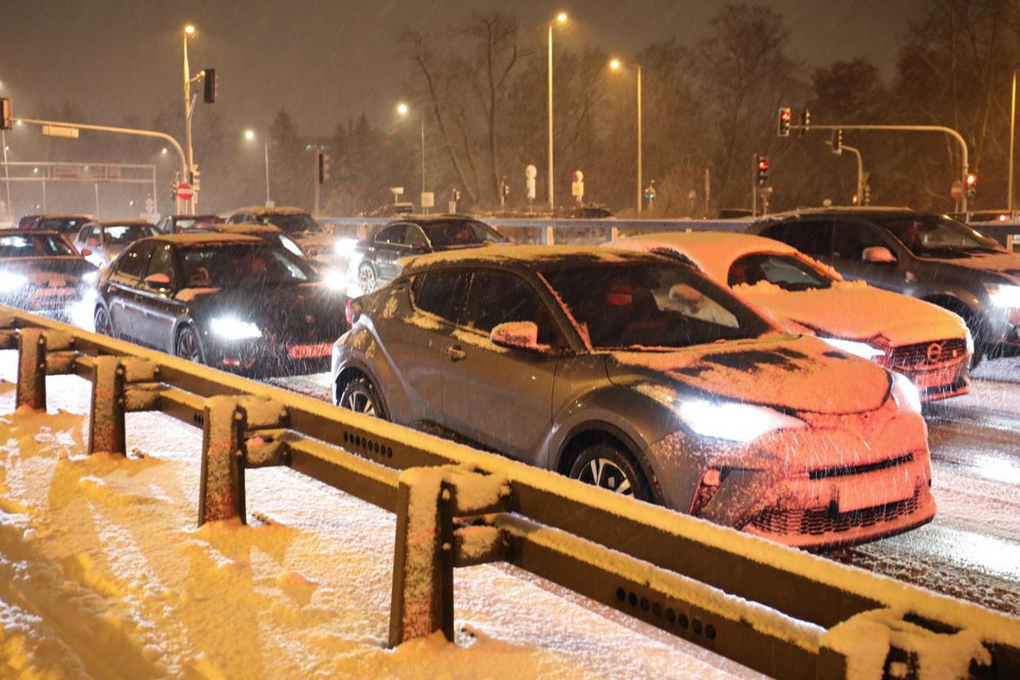 GDDKiA ostrzega przed opadami śniegu, błotem pośniegowym na trasach i śliskimi drogami